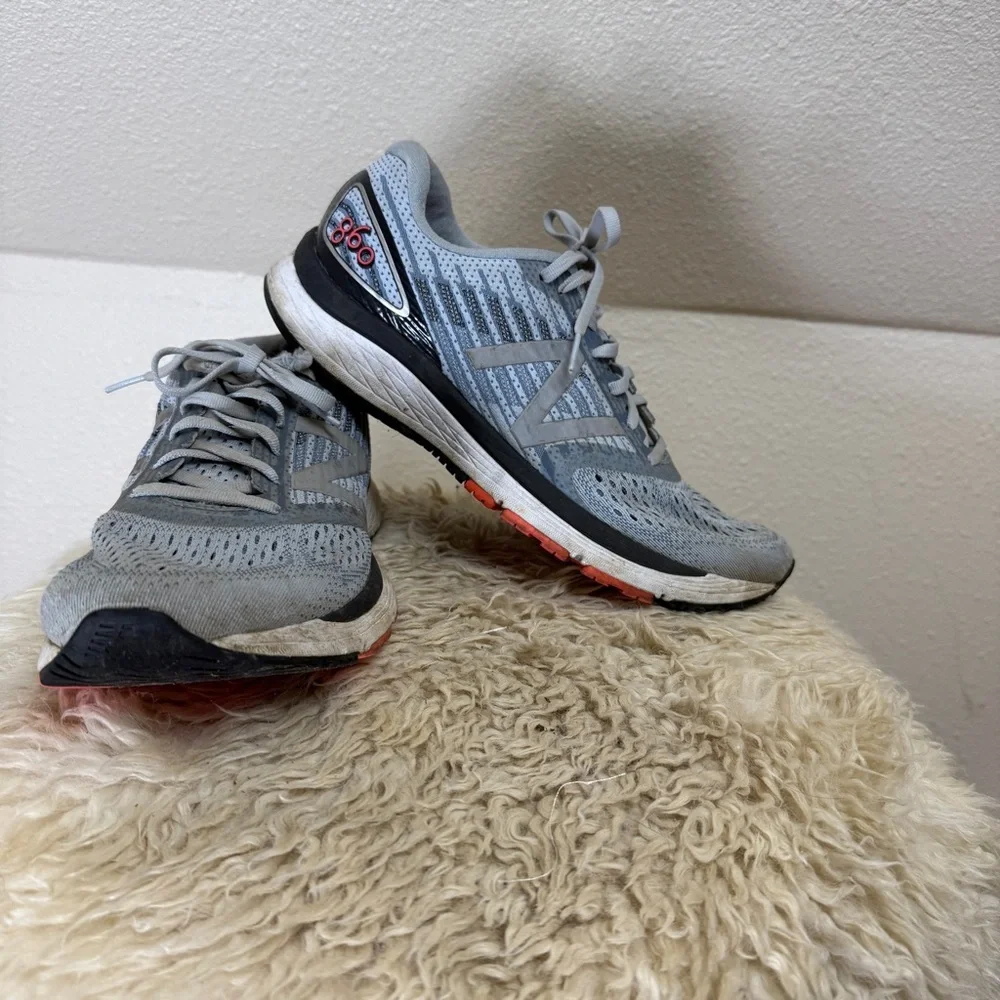 NEW BALANCE 860 Running Shoes. Size 10